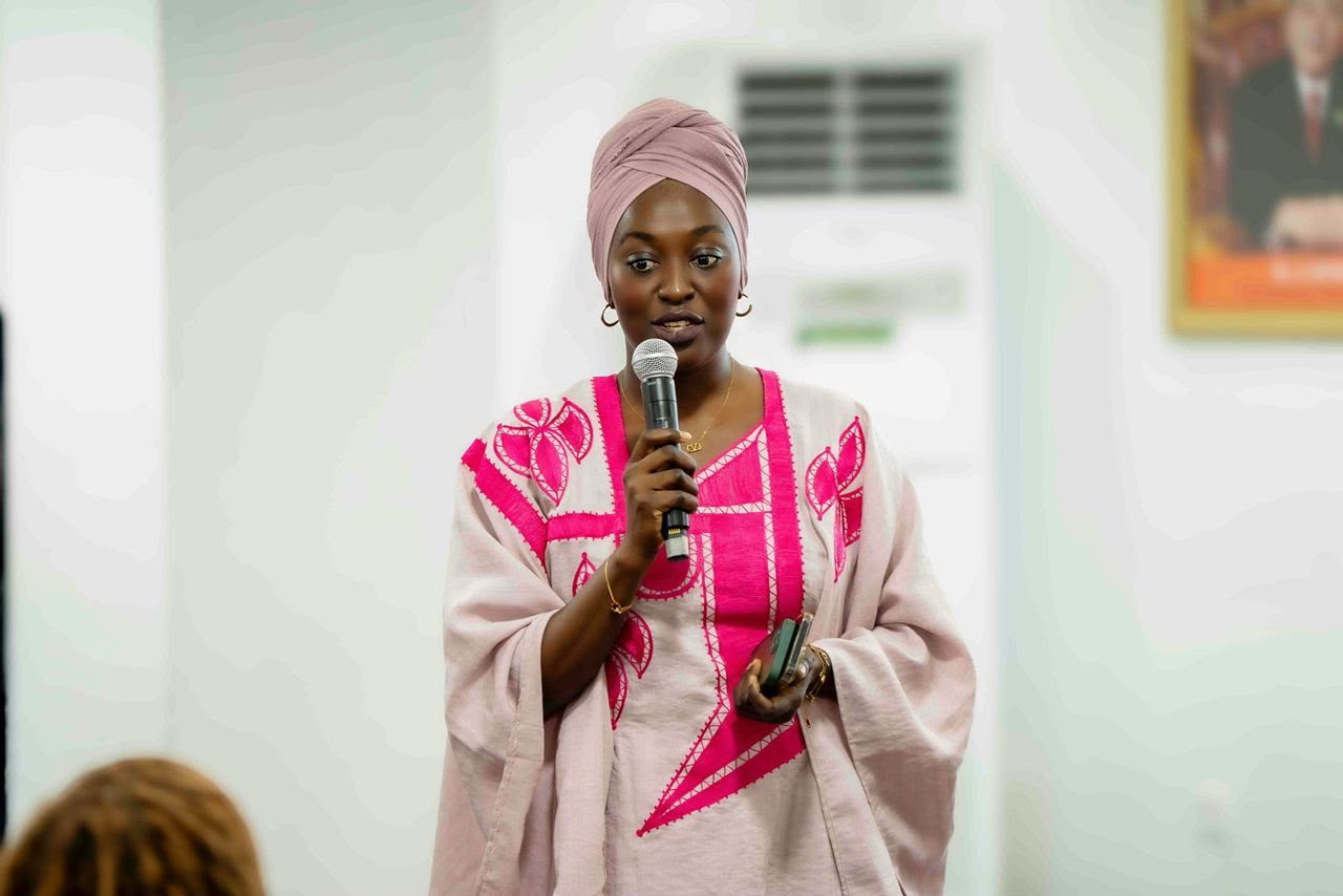 Nabou-Seynabou Touré au micro lors d'un plateau BSuccess TV