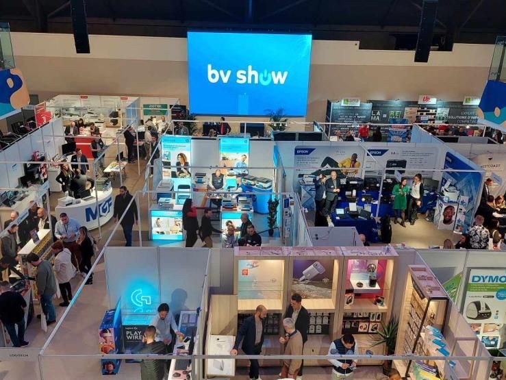 Vue aérienne du salon BV Show : allées de stands et écran géant