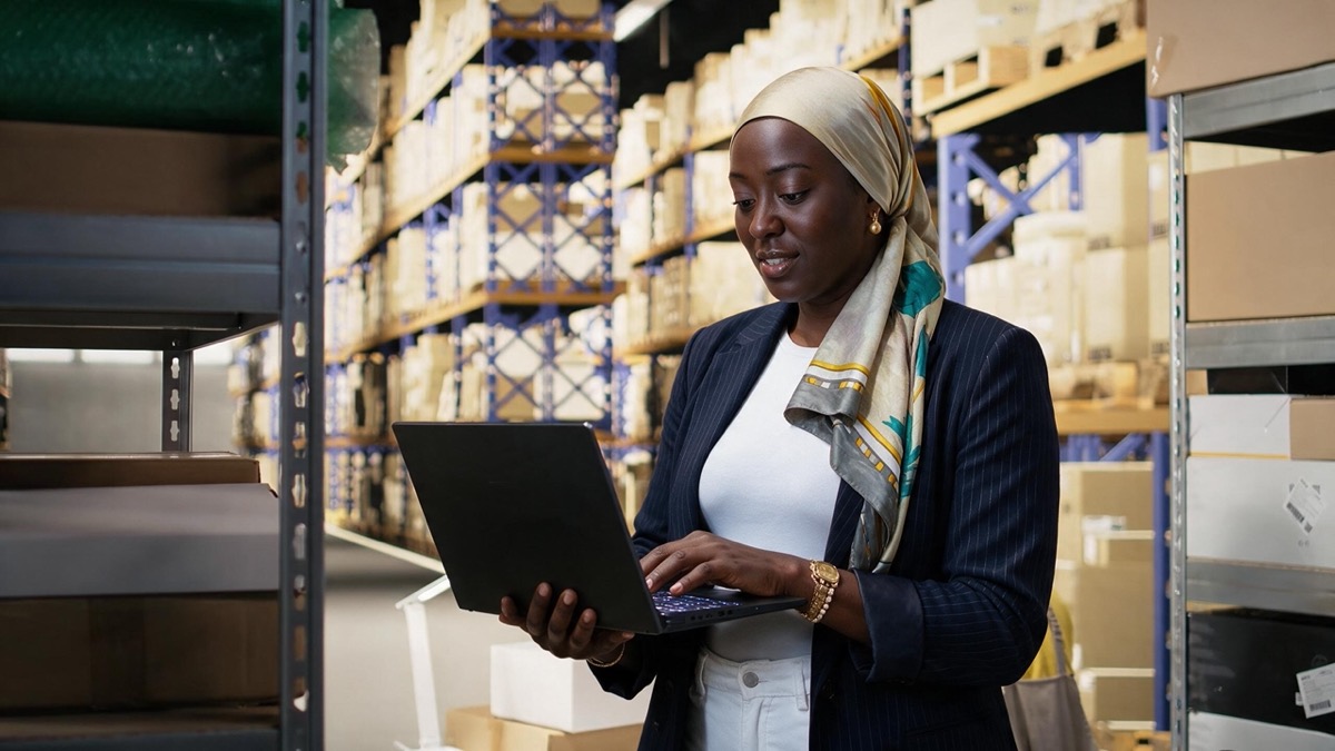 Contrôle d’un catalogue produit sur ordinateur portable dans un entrepôt logistique