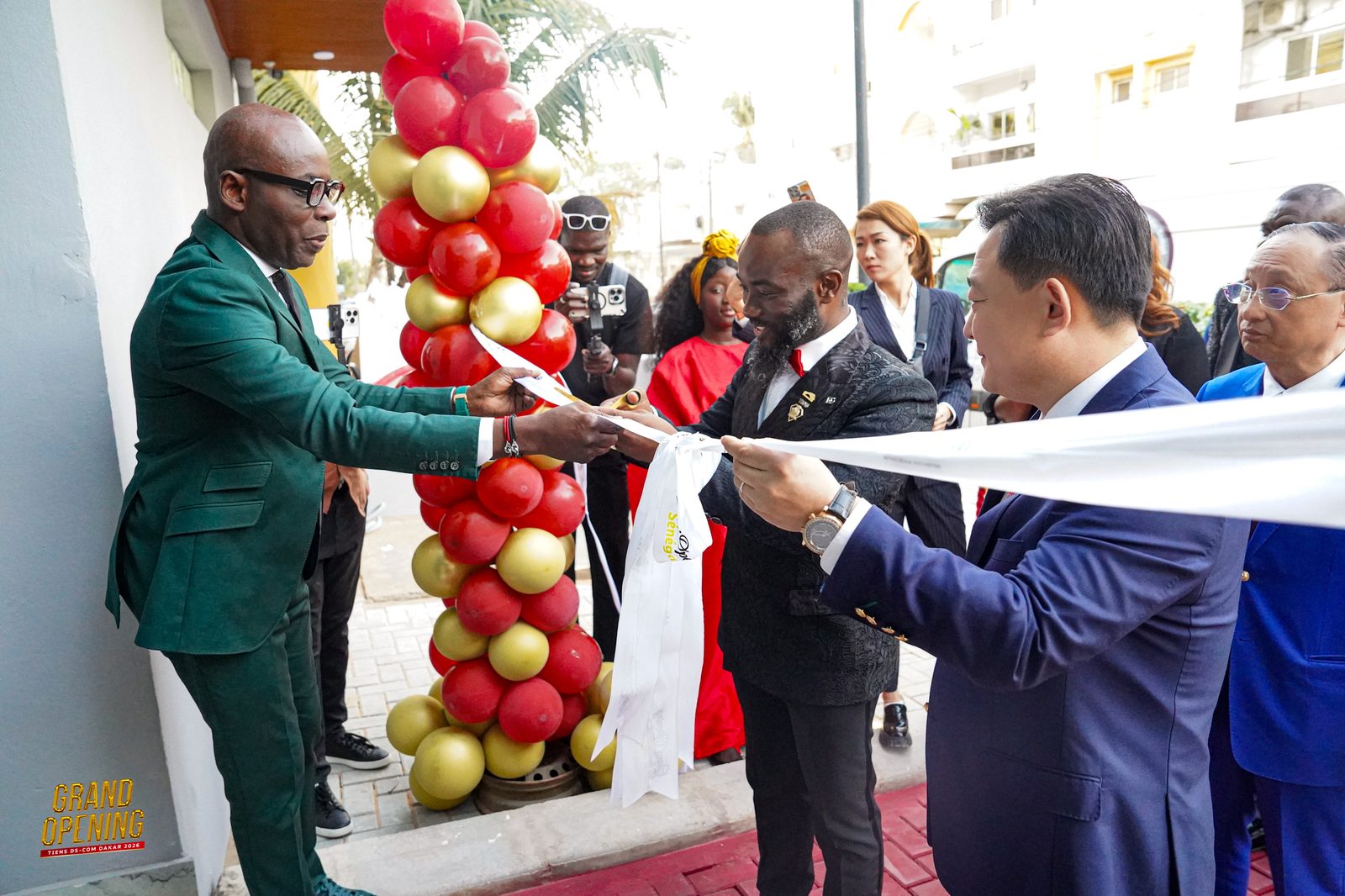 Coupure du ruban lors du Grand Opening TIENS DS COM à Dakar